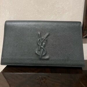 SAINT LAURENT 
Calfskin Monogram Large Belle De Jour Clutch Black